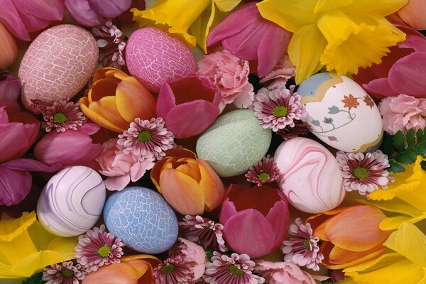 Arranjo de flores com ovos de Páscoa