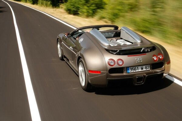 Carro esportivo bugatti na estrada