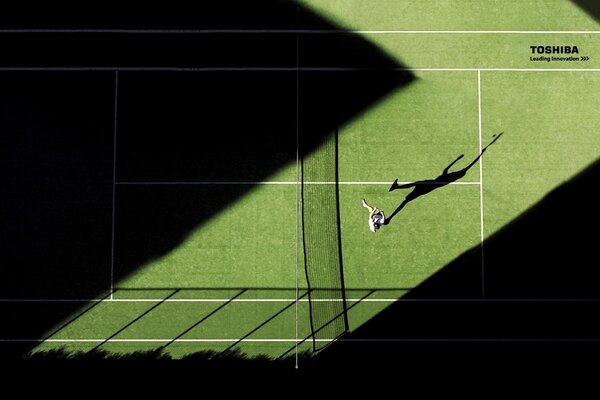 Ein Mann auf dem Platz spielt Tennis