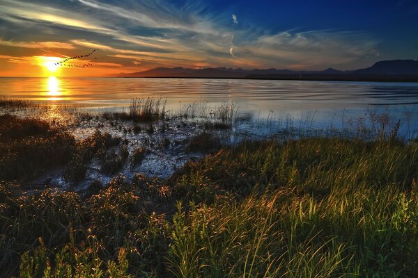 Schöner Sonnenuntergang und See