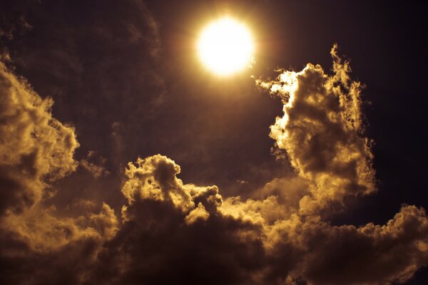 Wolken, die die Sonne schließen