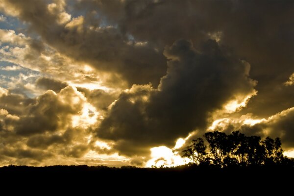 Riesige Cumulus-Wolken bei Sonnenuntergang