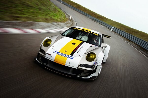 Representante de Porsche en la pista de carreras