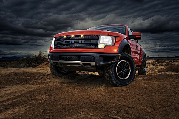 Ford Pickup auf dem Hintergrund von Gewitterwolken