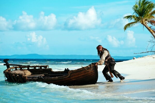 Jack Sparrow mit Boot am Ufer