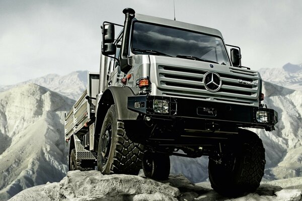 Grande camion Mercedes-benz