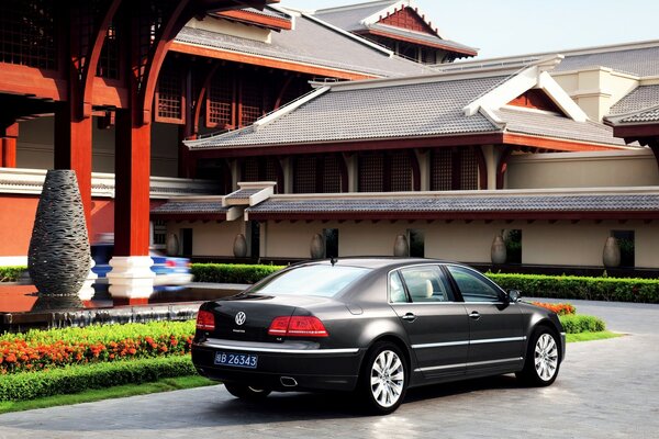 Voiture Volkswagen noire sur le trottoir près du bâtiment