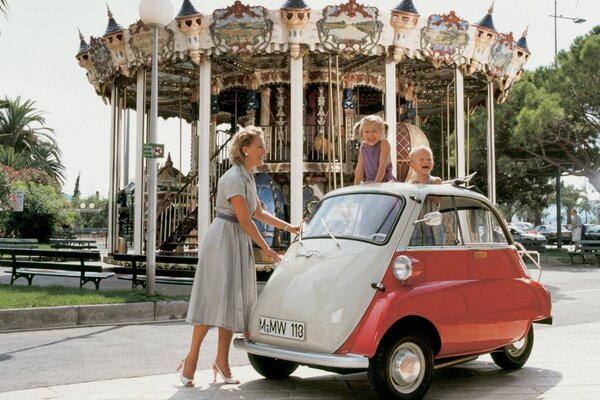 Vecchia mini auto in fiera