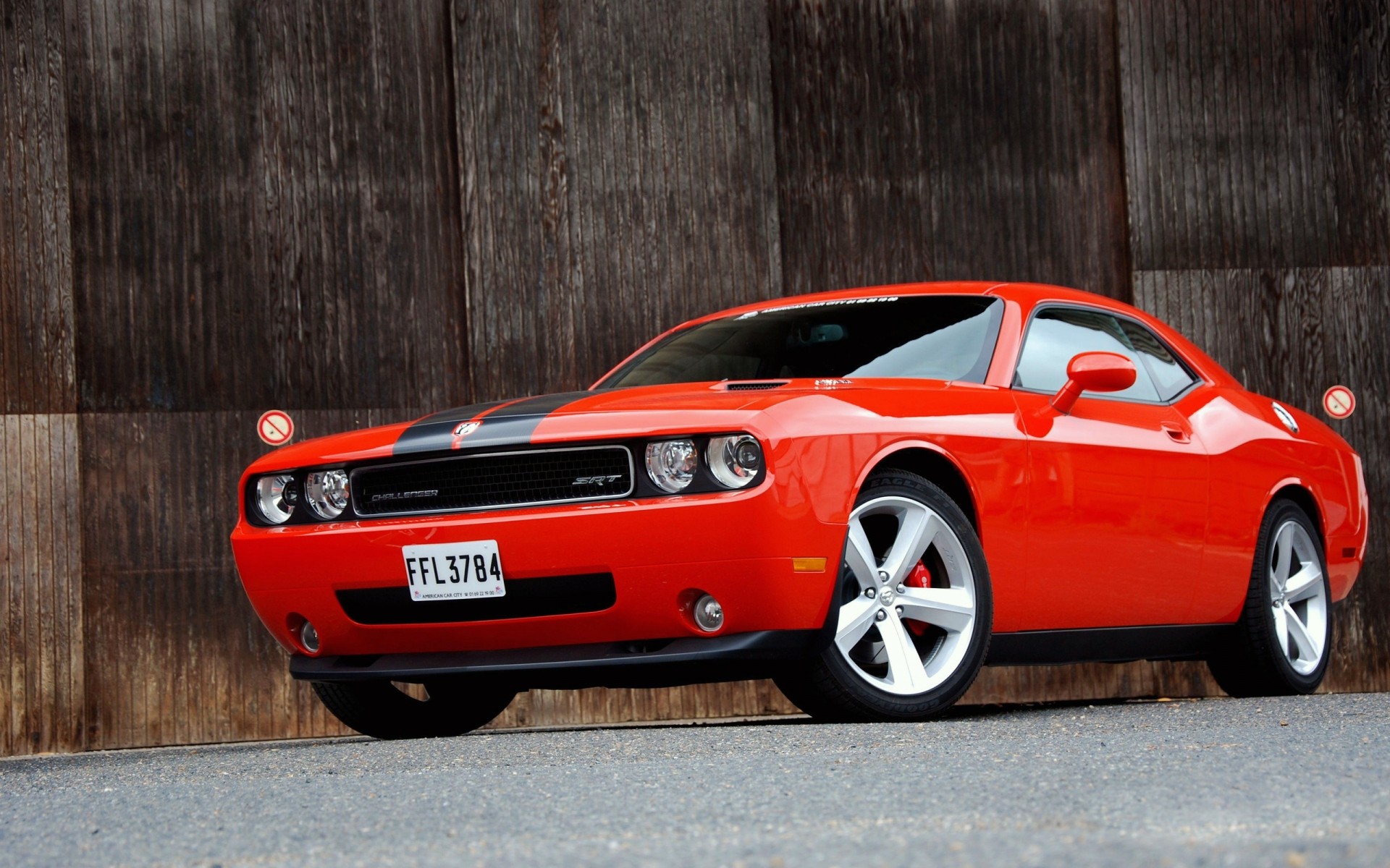 dodge araba araba yarış ulaşım sistemi tekerlekler kaldırım otomotiv sürücü aksiyon dodge challenger kas arabası