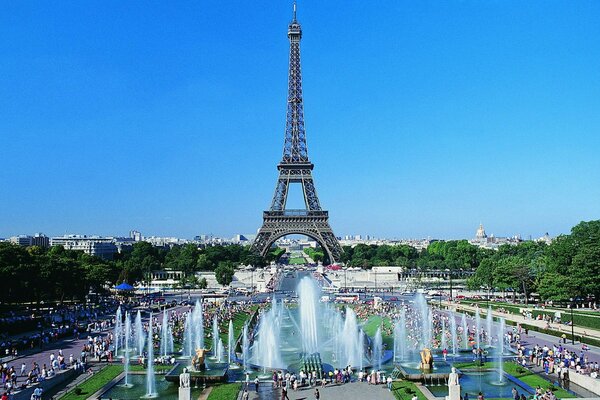 Brunnen in Paris vor dem Hintergrund des Eiffelturms