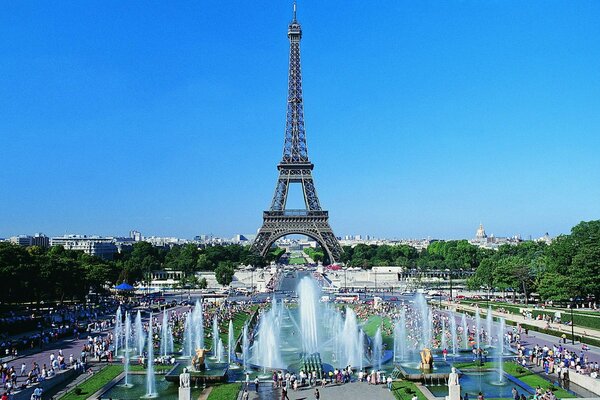 Fuente en París con el telón de fondo de la torre Eiffel