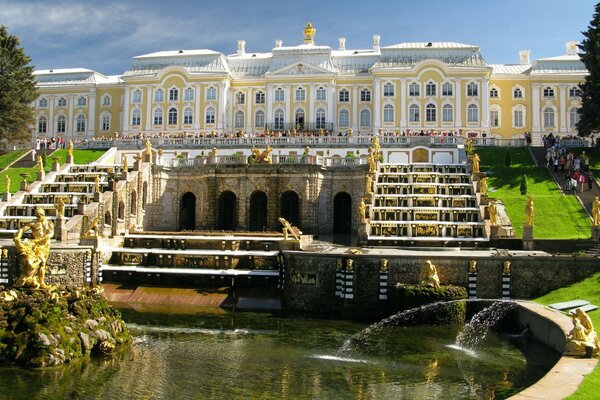 Majestätisches Schloss mit Statuen und Brunnen