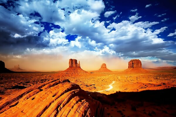 Deserto con rocce e nuvole a strapiombo