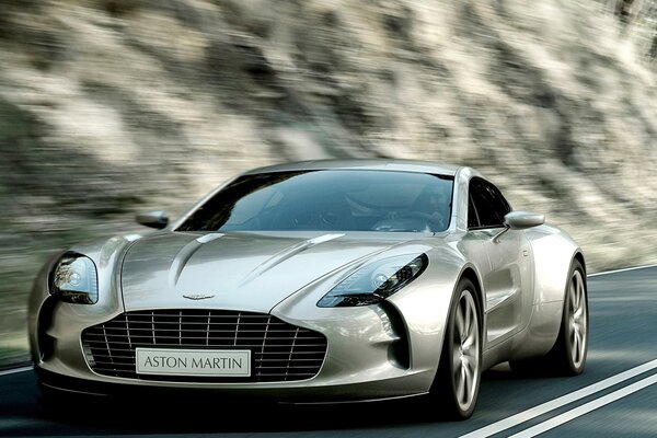 Srebrny Aston Martin na torze