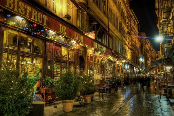 Calles de la ciudad nocturna en verano