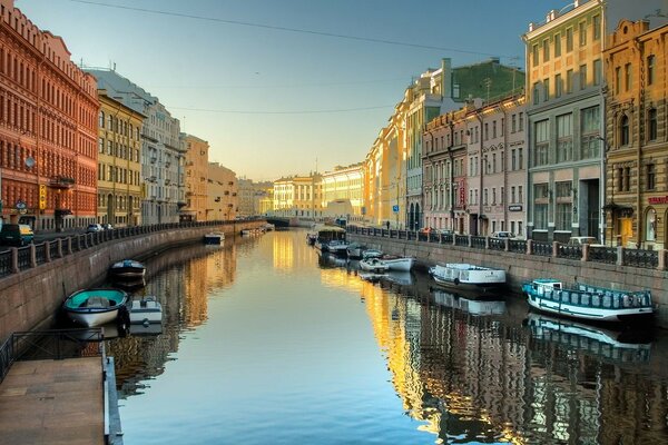 Hermoso canal de agua en algún lugar de Europa