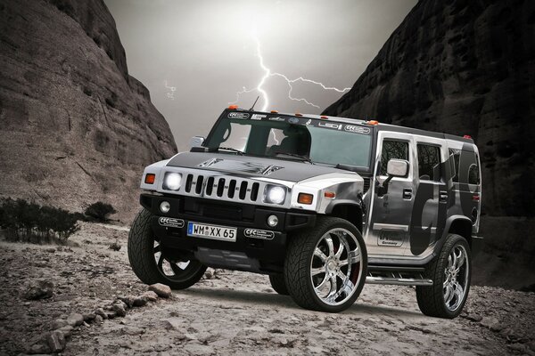 Ein Hummer-Auto in einer felsigen Bergschlucht