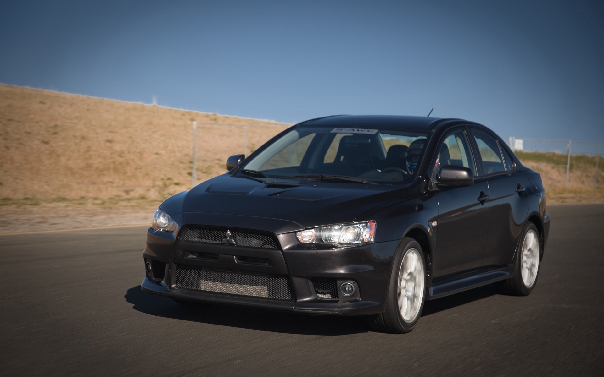 mitsubishi voiture voiture noir midi dépêchez-vous asphalte trottoir système de transport automobile capot roues berline voyage action mitsubishi lancer evolution