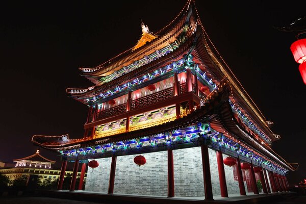 Pagoda cinese con illuminazione nella città di notte