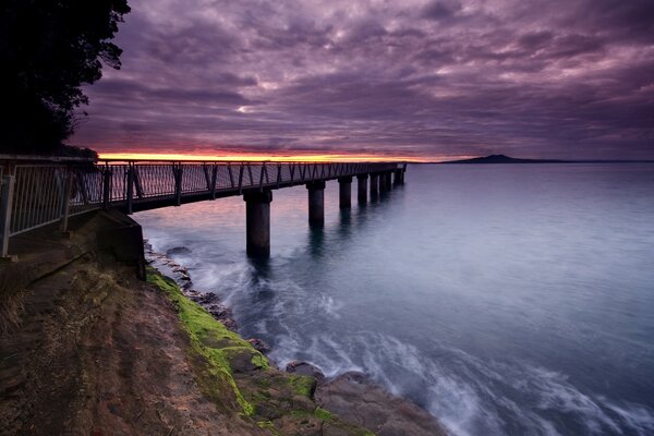 Eine Brücke. Sonnenuntergang am Meer. Schöne Landschaft