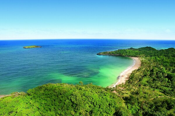 Paisajes acuáticos y una isla verde