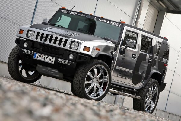 Neues Hummer-Auto im Hintergrund