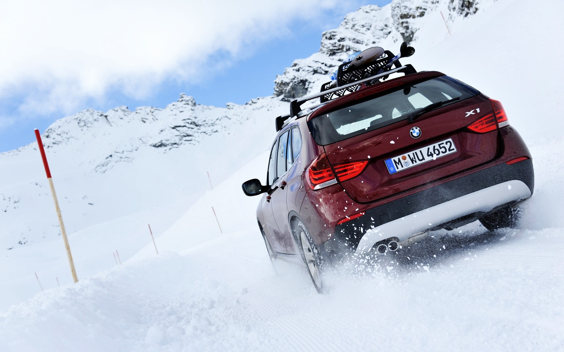 bmw nieve invierno frío hielo pista congelado coche escarcha ventisca tiempo nieve sistema de transporte escarcha prisa montaña bmw x1