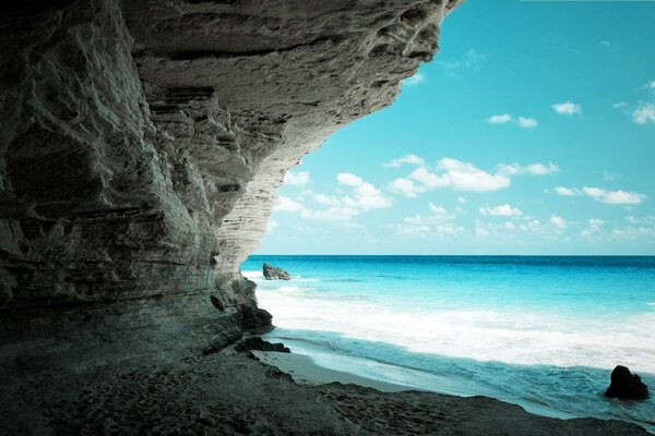 Gruta en una roca junto al mar