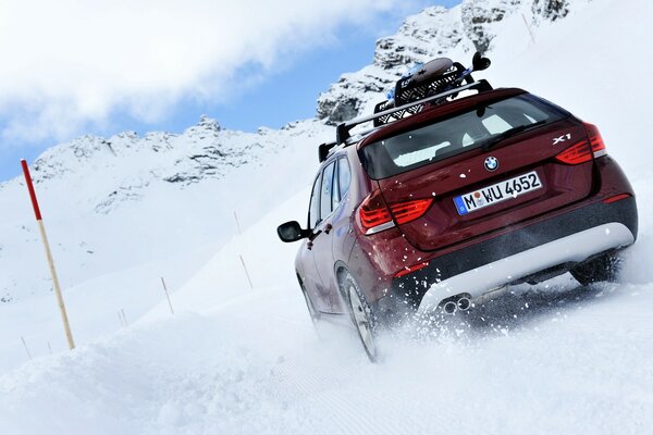 BMW frío invierno en la nieve