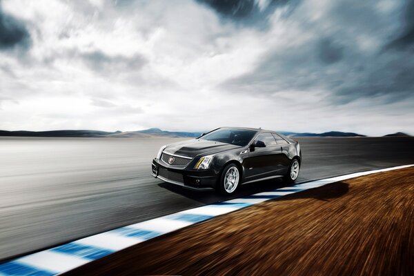 Une Cadillac noire sur la piste