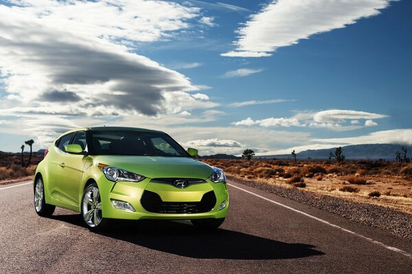 Coche de Hyundai del color brillante en el camino