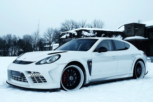 Weißer Porsche im Schnee