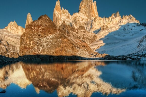 Imagem espelhada de montanhas na água