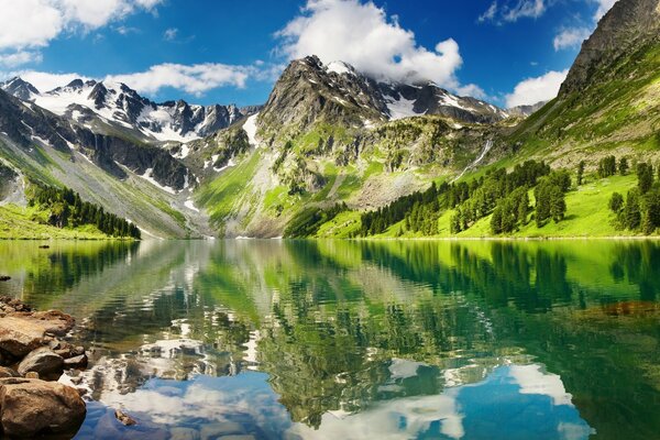 Montaña. Viajes y montañas. Reflejo en el agua. Montañas en la nieve