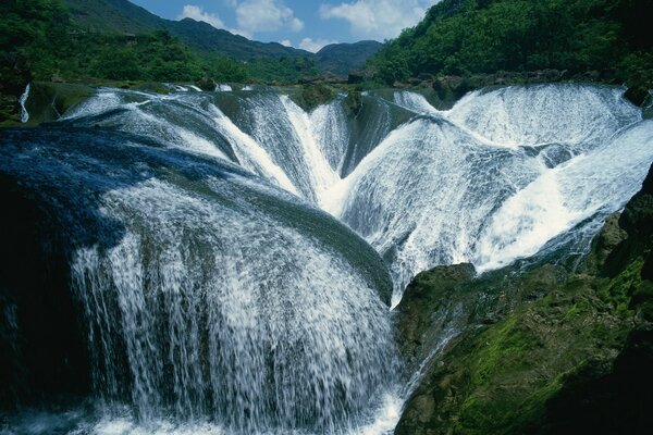 Paysage de montagne avec de grandes cascades