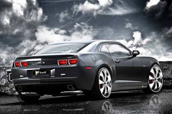 Chevrolet gris y su reflejo en el cielo