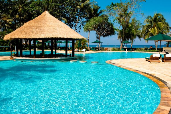 Férias tranquilas à beira da piscina no resort