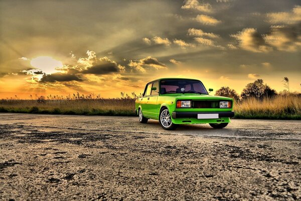 Grüne Lada auf Sonnenuntergang Hintergrund