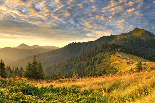 पहाड़ का परिदृश्य। पहाड़ों में सूर्यास्त