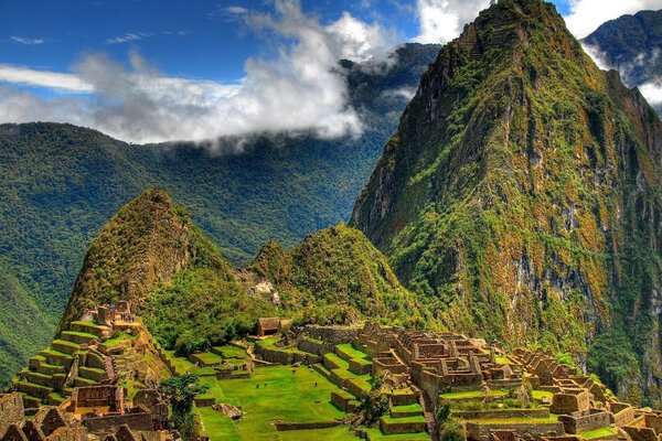 Los antiguos edificios mayas en el fondo de las montañas y el cielo