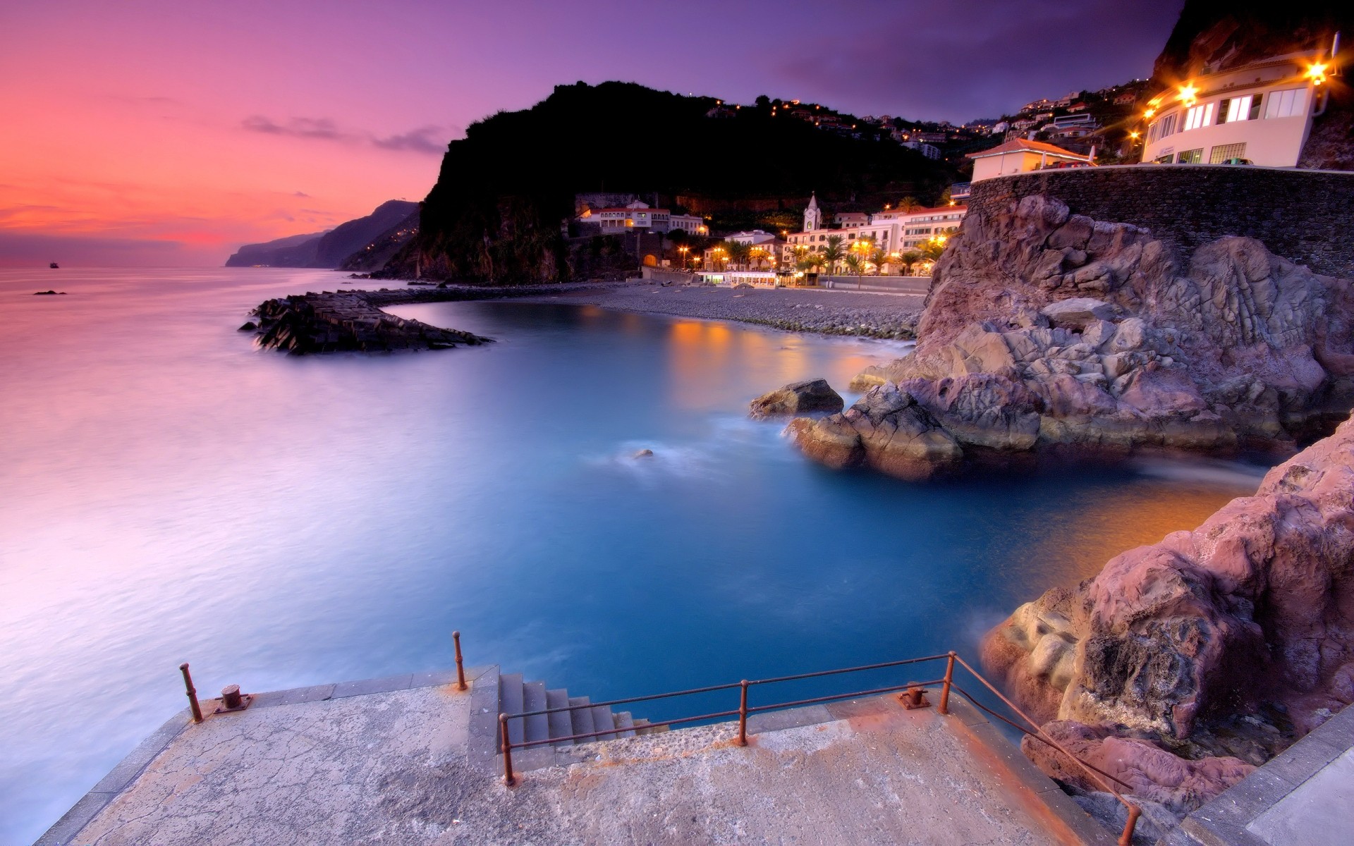 paesaggio acqua mare mare spiaggia viaggi tramonto oceano baia cielo sera paesaggio paesaggio roccia crepuscolo isola isola di madeira portogallo luci della grande città viola