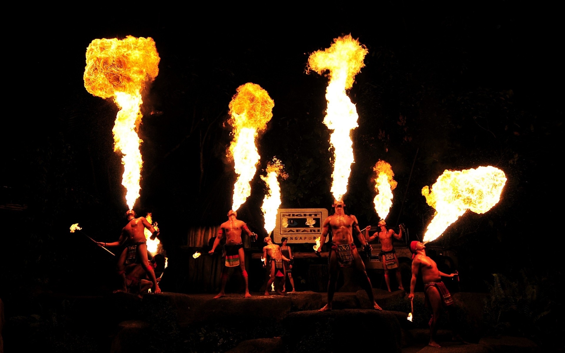 andere städte rauch flamme kohle heiß kraftstoff aufstand katastrophe hitze feuer lagerfeuer explosion festival brandstiftung kampf energie gefahr zeigen feuer dunkel