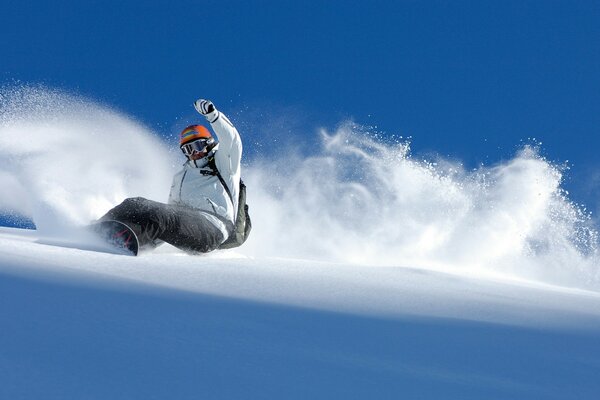 Snowboarder chevauche la pente dans la neige