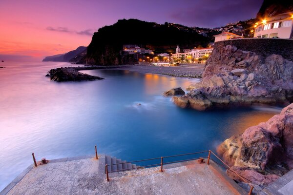 Coucher de soleil rose en Grèce sur la mer