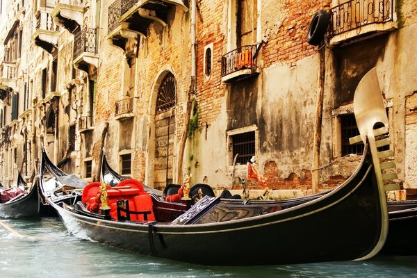 Gondole parcheggiate sullo sfondo di un antico edificio