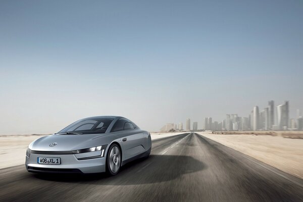 Une voiture se précipite de la ville de Paris