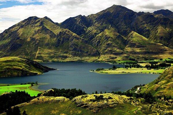 Paisaje con un lago en medio de las montañas