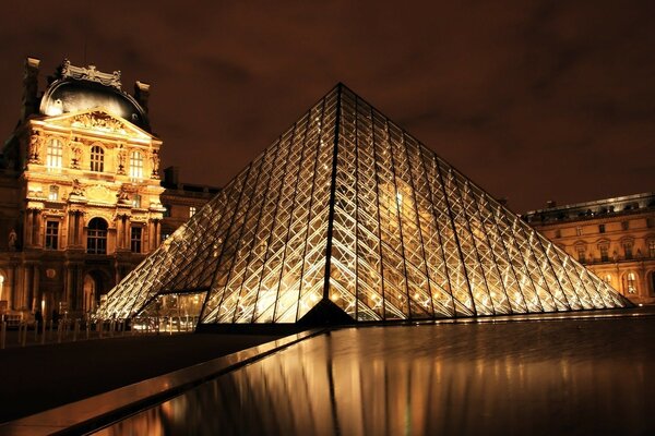 Vista dell architettura della Francia di notte