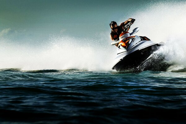 Patinage d un athlète sur un jet ski dans l après-midi