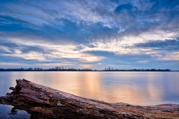 Hermoso paisaje. Puesta de sol junto al agua